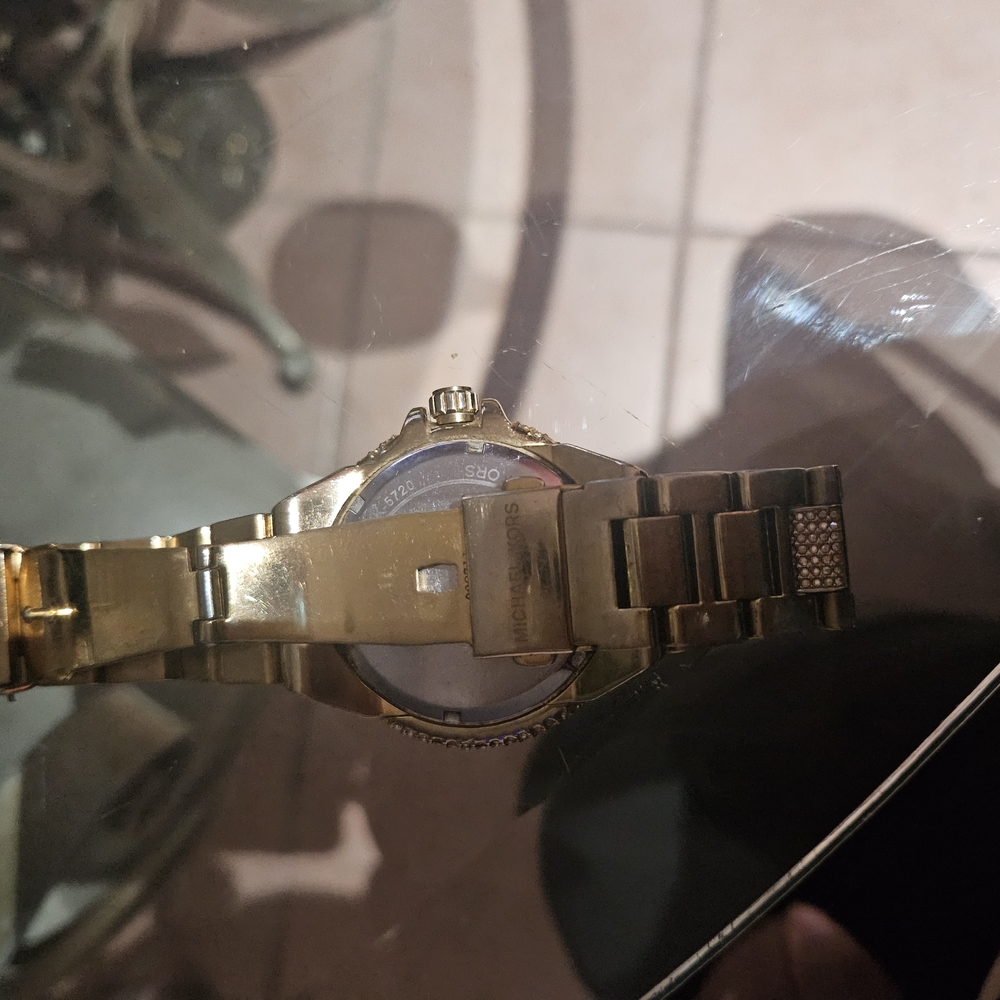 Elegant 1 Silver, 1 Rose Gold and 2 Gold Watches with Crystal Accents. - Picture 6 of 9